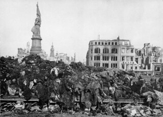 Cadáveres tras el Bombardeo de Dresde